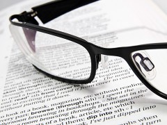 Brille auf einem Buch